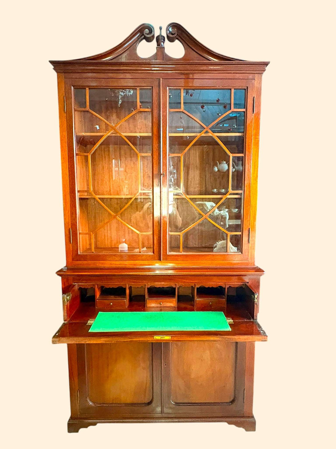 Esta Libería de caoba es una pieza antigua de gran presencia, diseñada para unir almacenaje, exposición y zona de trabajo en un solo mueble. 