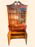Su función original era servir como mueble de despacho o salón, permitiendo guardar libros, documentos, vajilla fina, objetos de colección y, al mismo tiempo, disponer de un escritorio abatible en la zona central.
