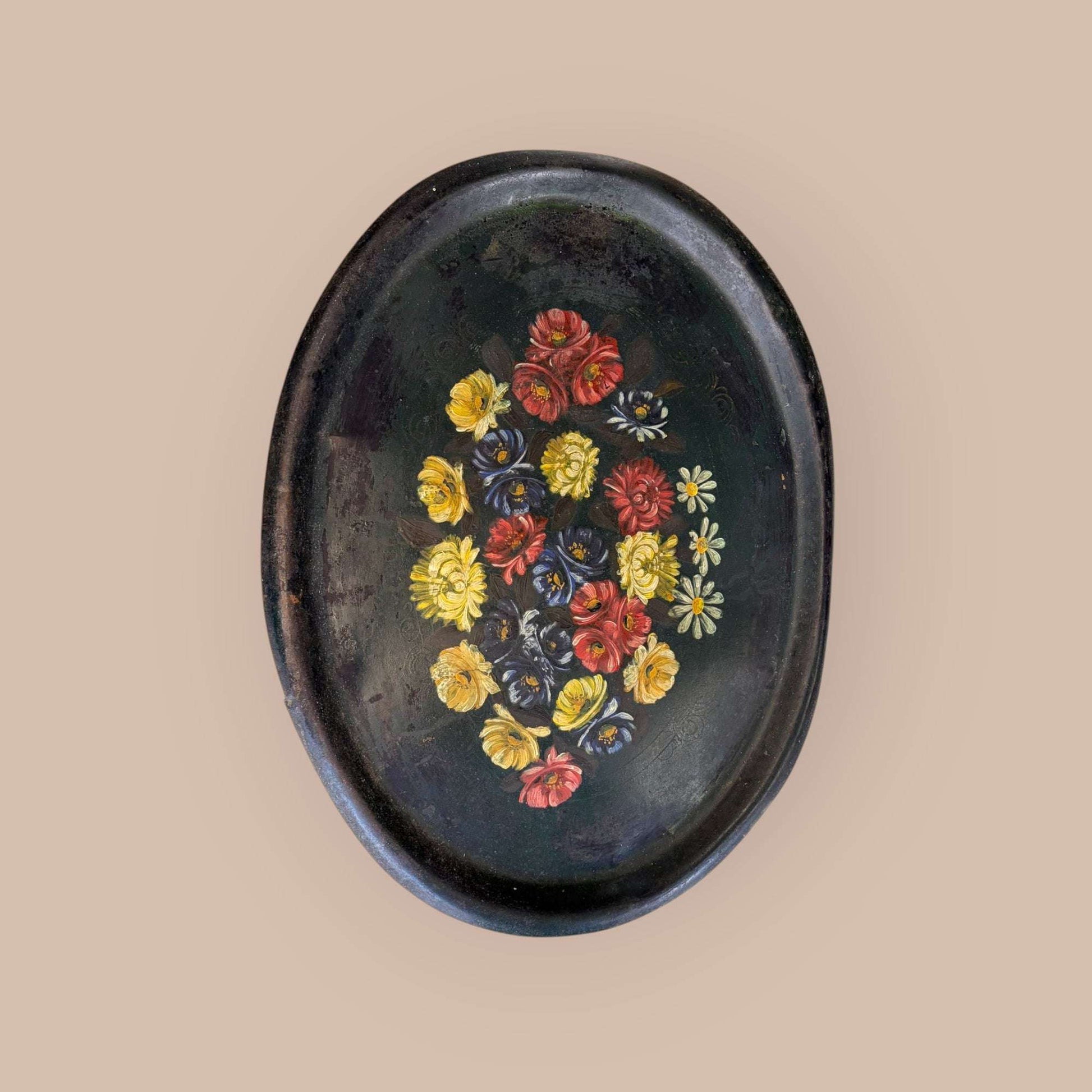  Su tamaño generoso permite usarla como centro decorativo, base para jarrones, velas, piezas de metal plateado o cerámica, mientras que su decoración floral aporta color y calidez al ambiente. La pátina del metal pintado no resta valor; al contrario, refuerza su carácter antiguo y la convierte en una pieza con alma.

La Bandeja es perfecta para quienes desean decorar con objetos únicos, limitados y llenos de per
