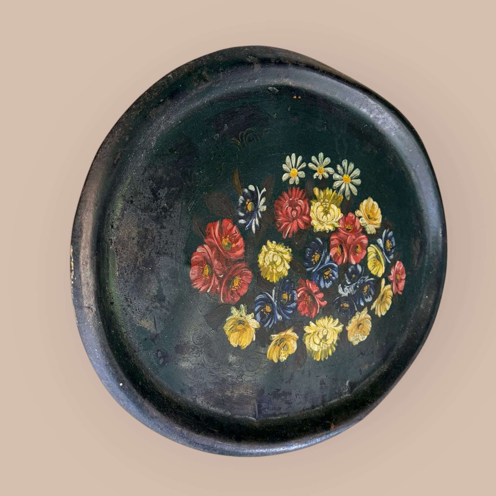Hoy, además de conservar ese carácter funcional, destaca como objeto decorativo y de colección, perfecto para colocar sobre una cómoda, mesa auxiliar, aparador, pared decorativa o vitrina.

Su fondo negro envejecido crea un contraste muy elegante co