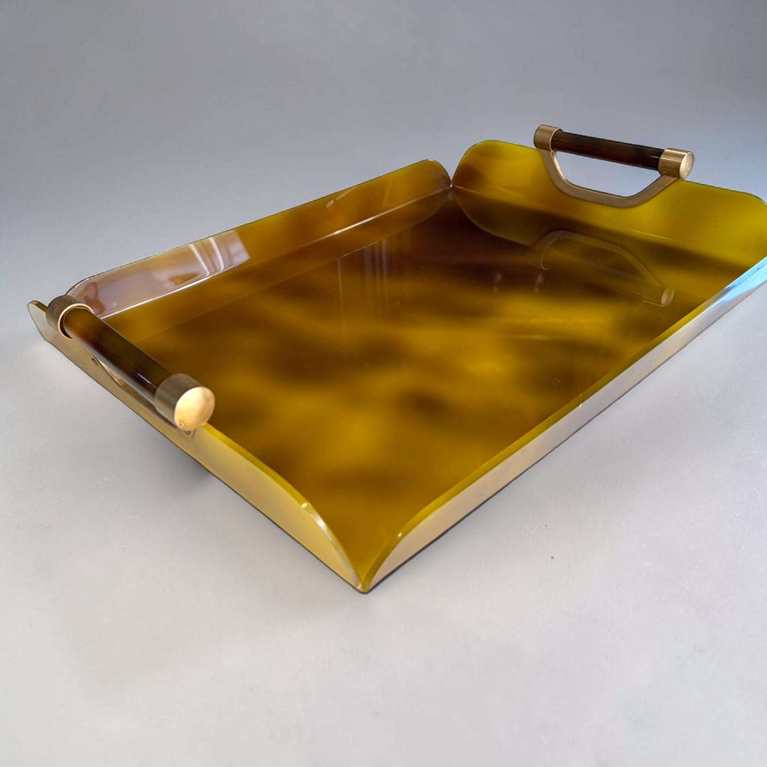 Es ideal para quienes buscan una pieza decorativa con aire retro, perfecta para ambientes clásicos, vintage, art déco, eclécticos o contemporáneos con detalles especiales.