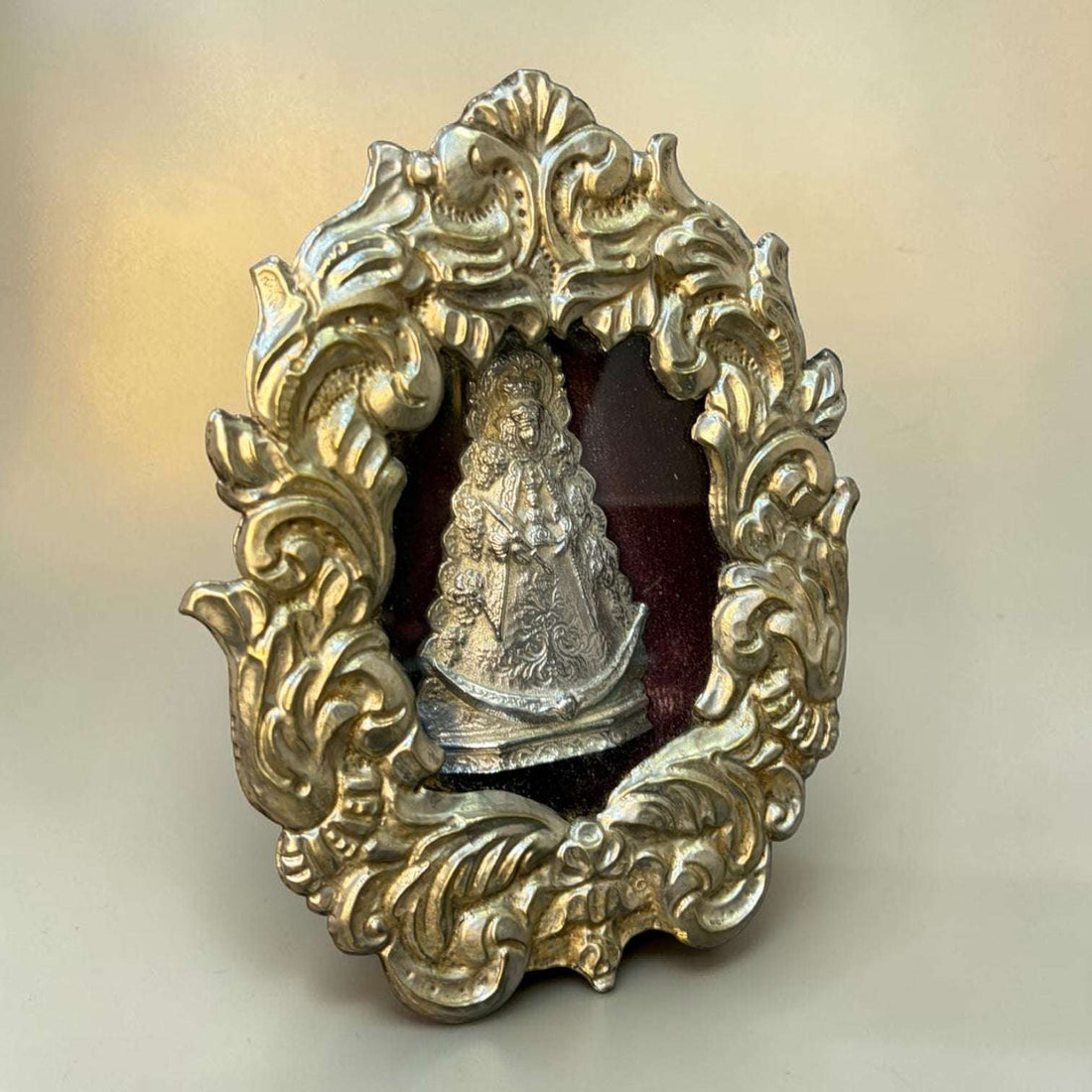 Este Relicario de metal plateado es una pieza devocional y decorativa con una presencia muy especial.