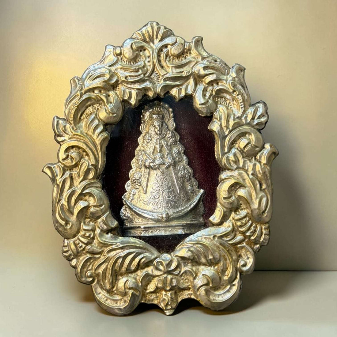 Este Relicario de metal plateado es una pieza devocional y decorativa con una presencia muy especial.