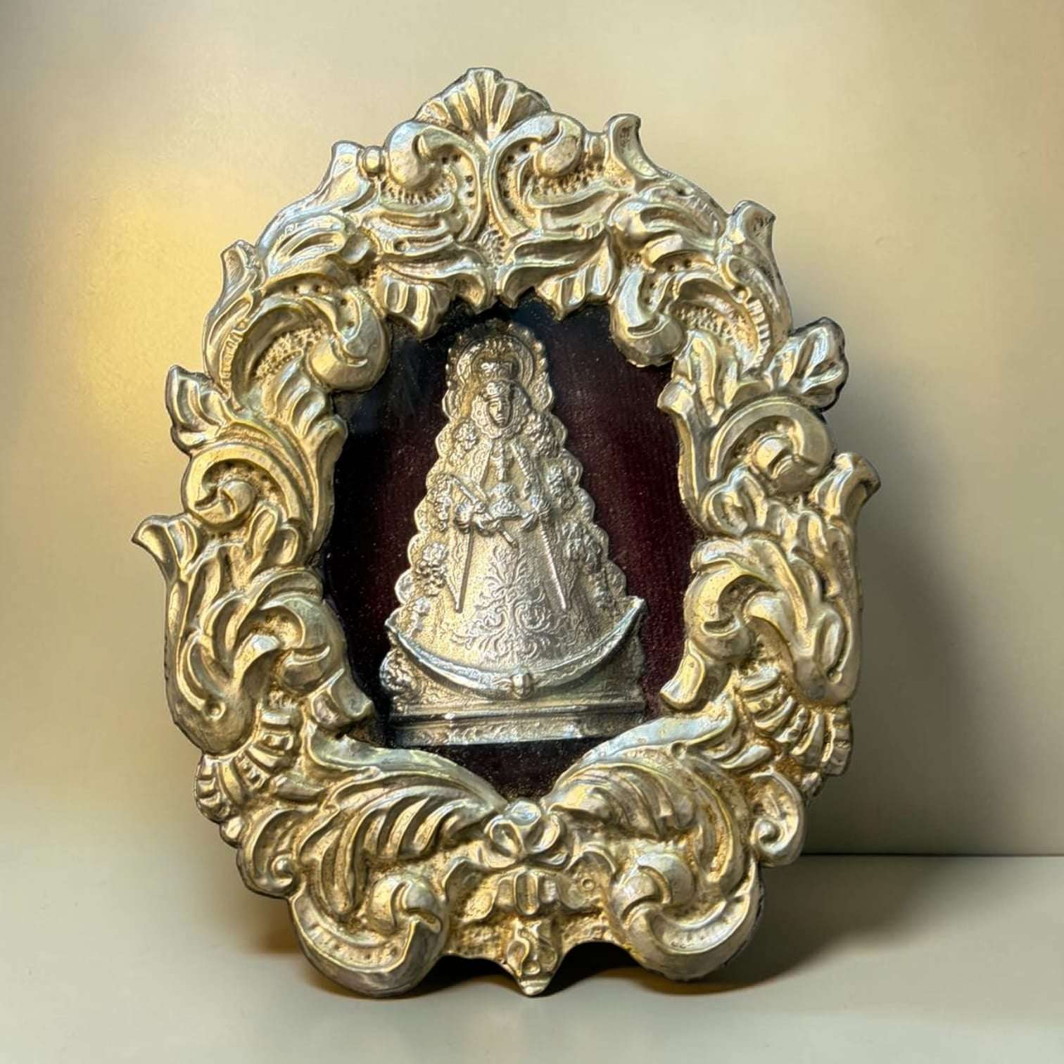  Su función original era proteger y exponer una figura religiosa en un formato íntimo, visible y cuidado, pensado para la devoción privada, pequeños altares domésticos, dormitorios, vitrinas o rincones de oración. 