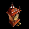 Este Reloj no es solo un instrumento para medir el tiempo: es una pieza que habla de oficio, precisión y decoración. 
