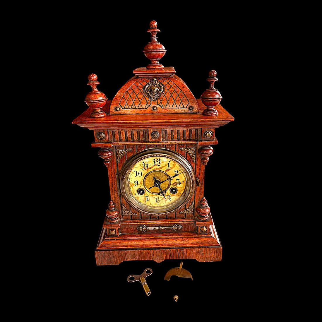 Este Reloj no es solo un instrumento para medir el tiempo: es una pieza que habla de oficio, precisión y decoración. 