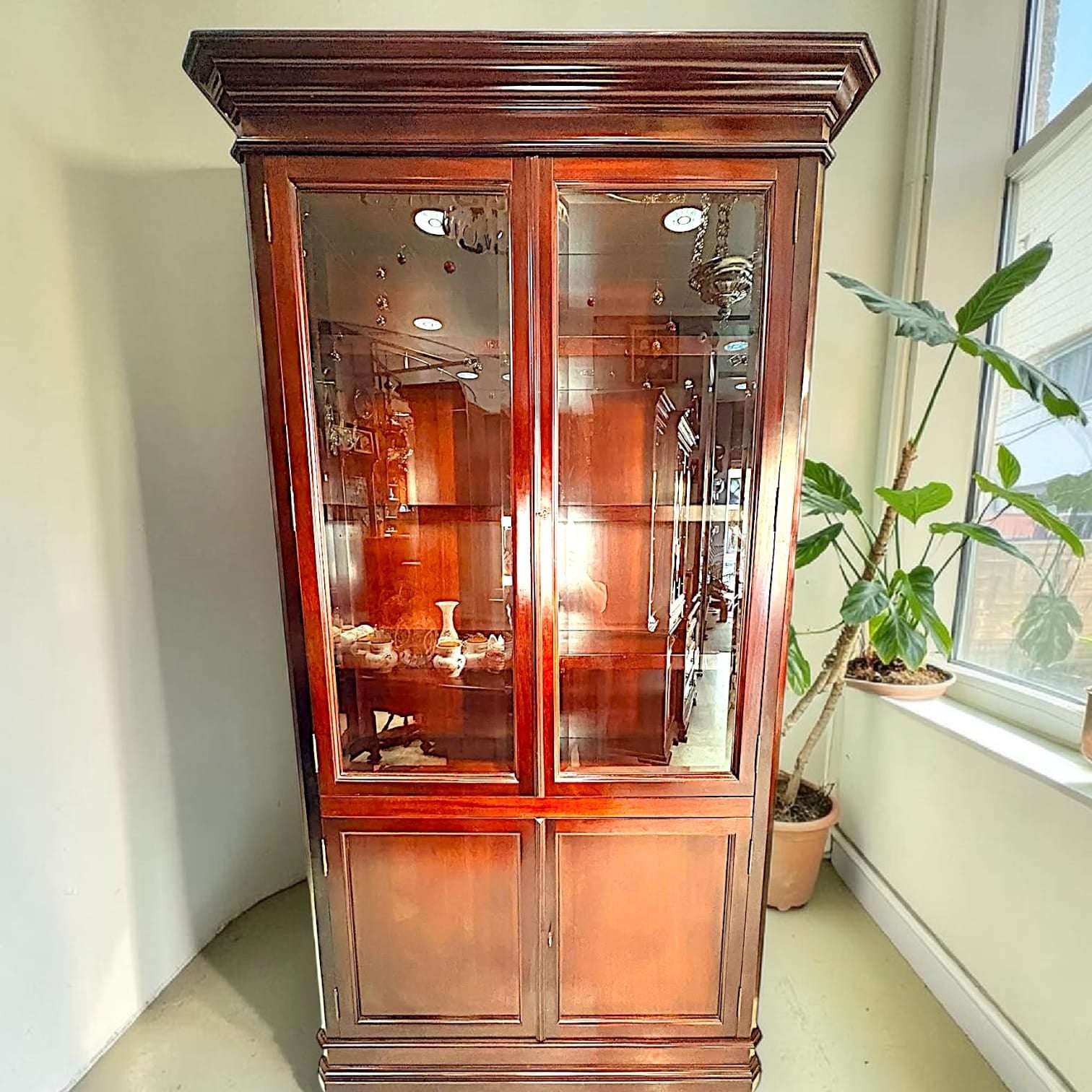 La caoba aporta una presencia cálida y noble, con vetas visibles y un acabado brillante que refleja la luz de manera elegante.