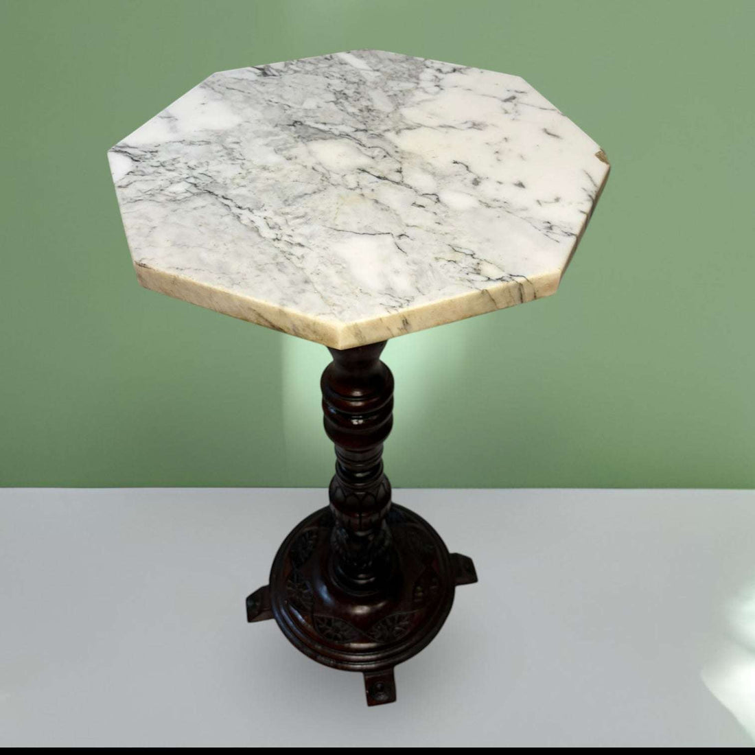 La Mesa auxiliar fue concebida como mueble de apoyo: una superficie práctica para colocar una lámpara, un libro, una pieza decorativa, una planta pequeña o elementos de uso cotidiano. 