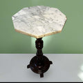La Mesa auxiliar fue concebida como mueble de apoyo: una superficie práctica para colocar una lámpara, un libro, una pieza decorativa, una planta pequeña o elementos de uso cotidiano. 