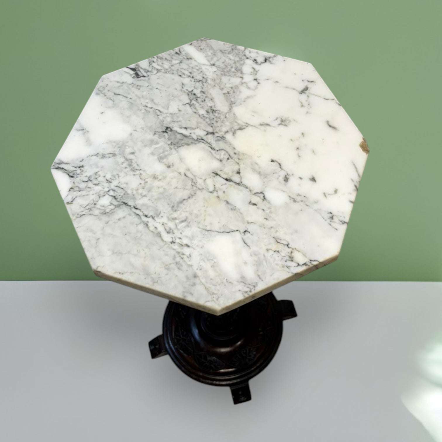  Su cajón frontal añade un punto práctico muy interesante para guardar llaves, notas, mandos, pequeños accesorios o elementos personales.

La Mesa auxiliar puede funcionar como mesita de noche singular, mesa de apoyo en salón, pieza deco