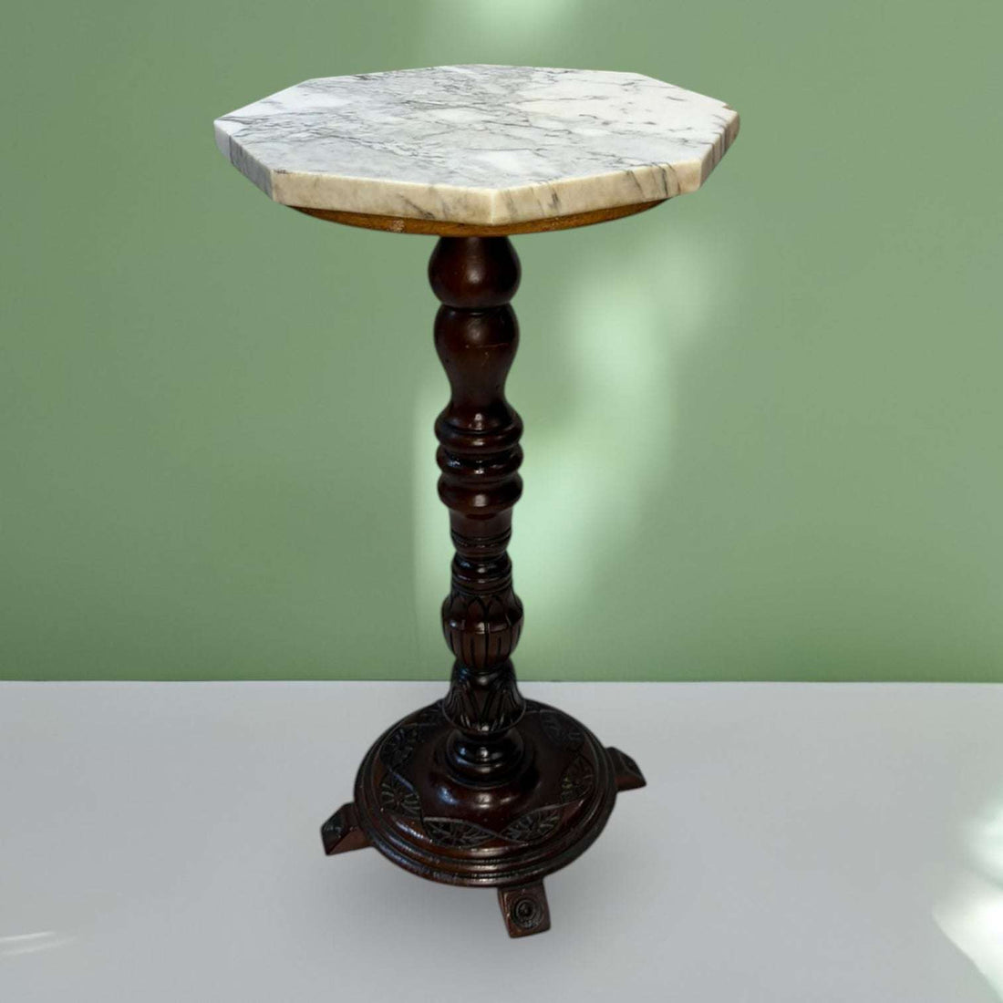 La Mesa auxiliar fue concebida como mueble de apoyo: una superficie práctica para colocar una lámpara, un libro, una pieza decorativa, una planta pequeña o elementos de uso cotidiano. 