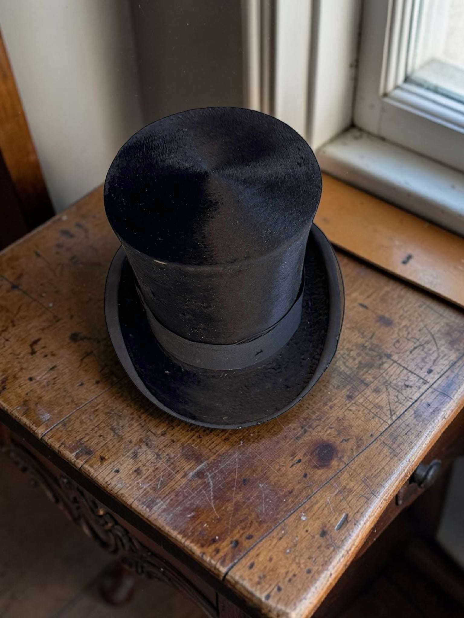 Disponible a través de nuestra página web: limbaproecher.com. Este Sombrero es perfecto para quien desea una pieza antigua auténtica, con valor de colección y capacidad para transformar cualqui