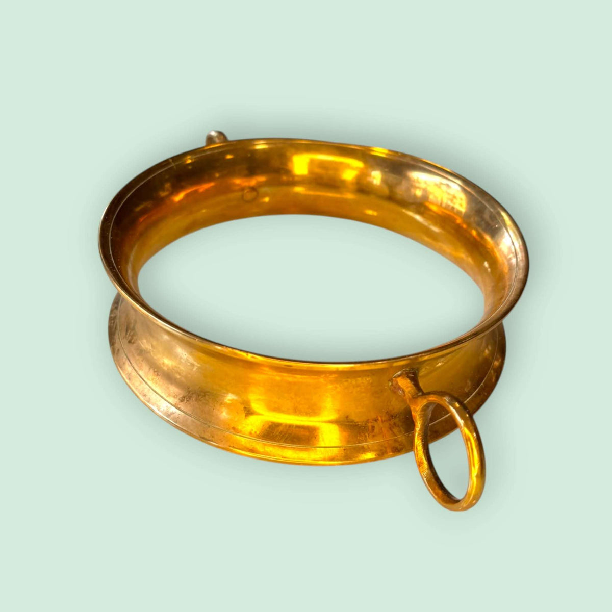 Apoya ollas dorado antiguo de metal para mesa elegante - Cositas Antiguas – La Guadaña, Anticuarios Online en Jerez , vender antigüedades, muebles antiguos
