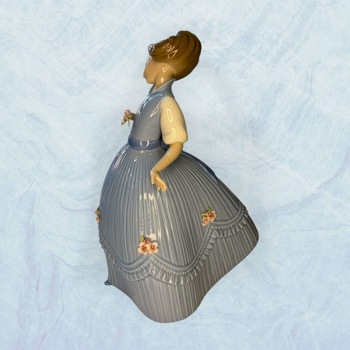 Porcelana Lladró Niña con vestido azul única - Cositas Antiguas – La Guadaña, Anticuarios Online en Jerez , vender antigüedades, muebles antiguos