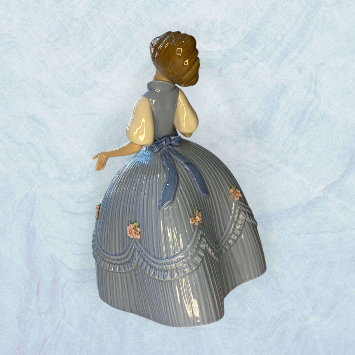 Porcelana Lladró Niña con vestido azul única - Cositas Antiguas – La Guadaña, Anticuarios Online en Jerez , vender antigüedades, muebles antiguos