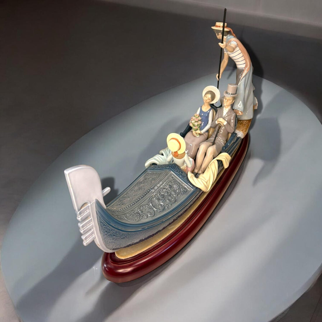 Gran escultura de porcelana Lladró “En la góndola”,