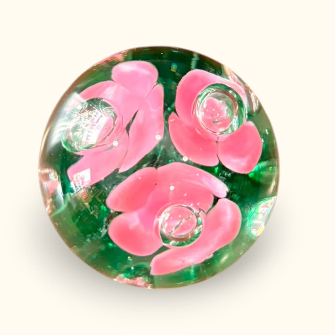 La función original del pisapapeles de cristal con flores rosas es mantener papeles y documentos en su sitio. 