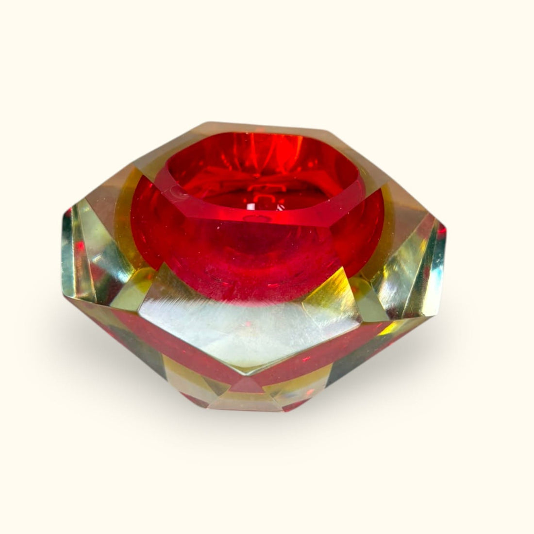 Aunque fue concebido como cenicero, su forma permite utilizarlo simplemente como pieza decorativa de cristal de Murano.