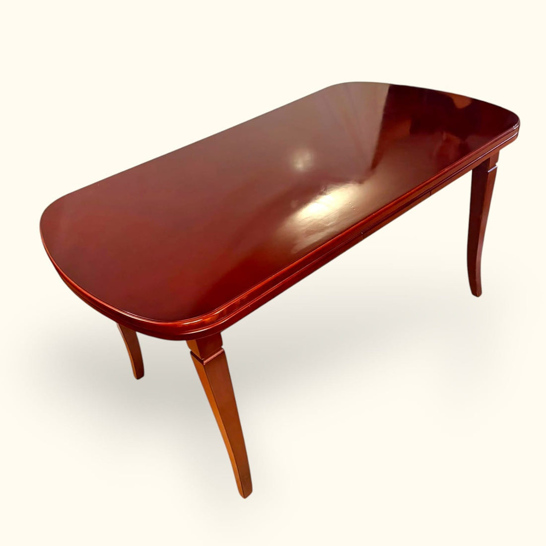 La principal ventaja de esta mesa de comedor extensible de caoba está en su capacidad