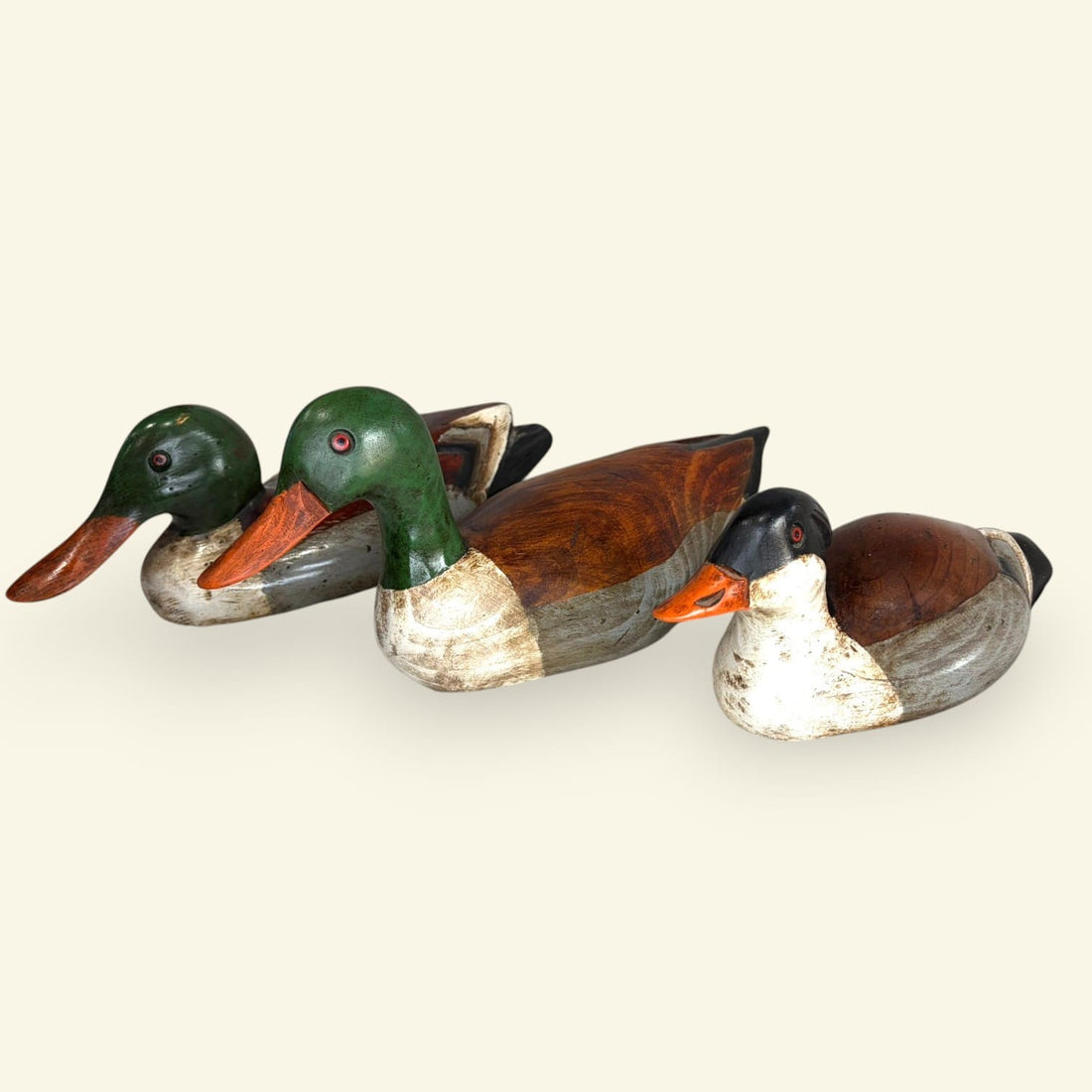 Los patos decorativos de madera presentan cuerpos tallados de formas sencillas y reconocibles.