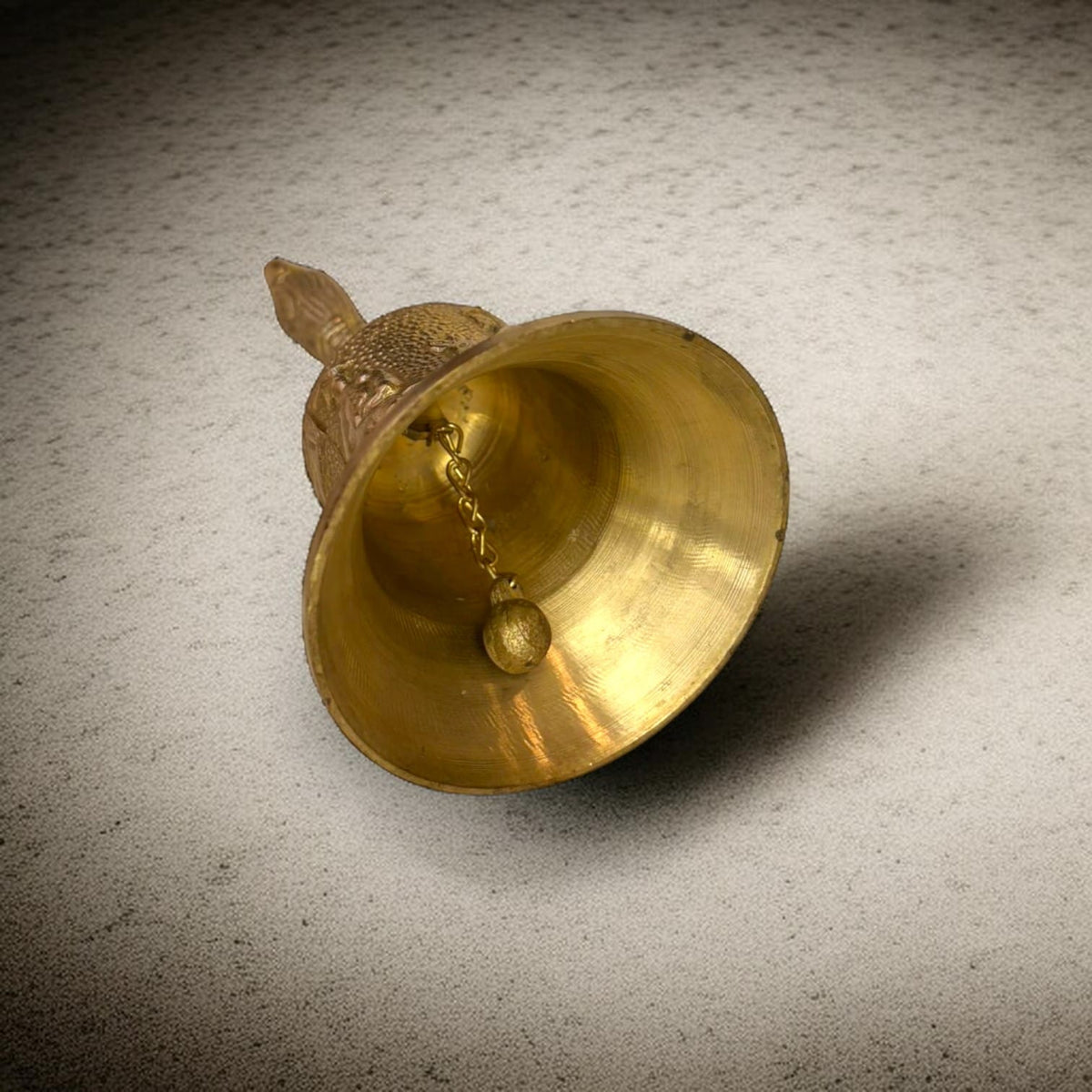 una estantería, una vitrina, una consola o junto a otros objetos de bronce.
