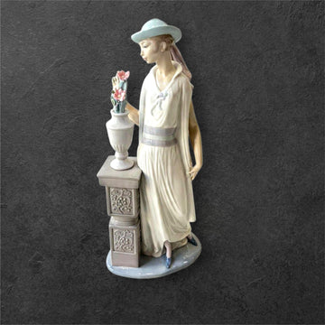 implemente una figura femenina aislada.

Existe una pequeña escena.

