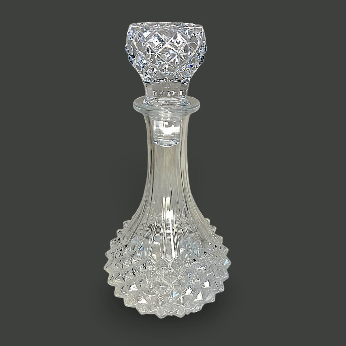  Este decantador de cristal tallado no necesita quedar relegado a una vitrina.