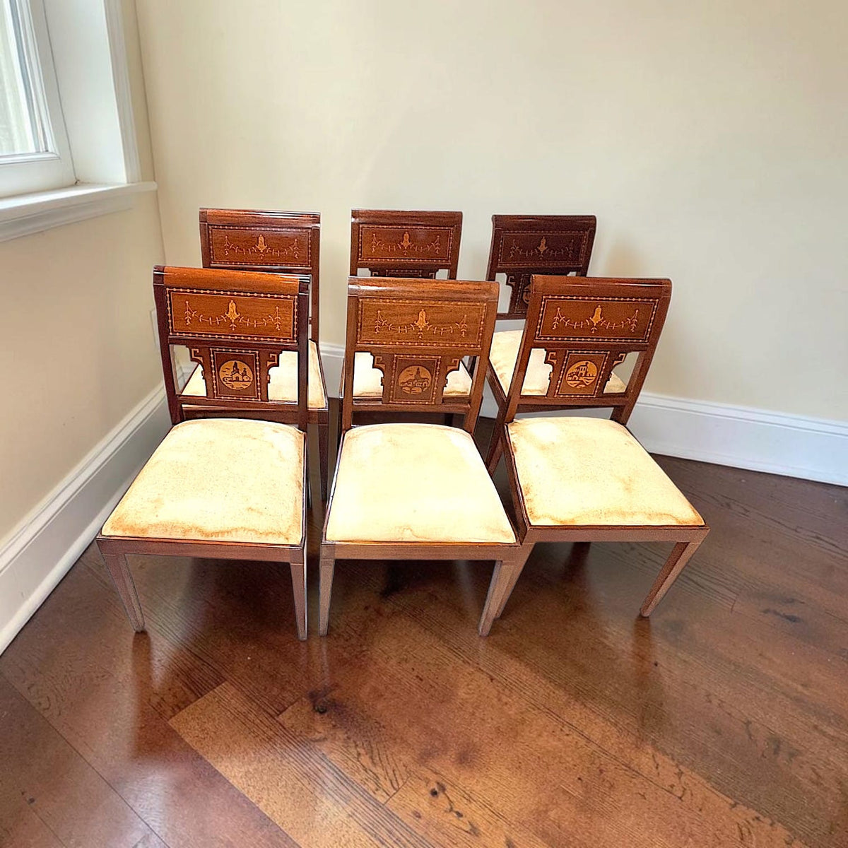 
Su función más natural continúa siendo rodear una mesa de comedor. Al t