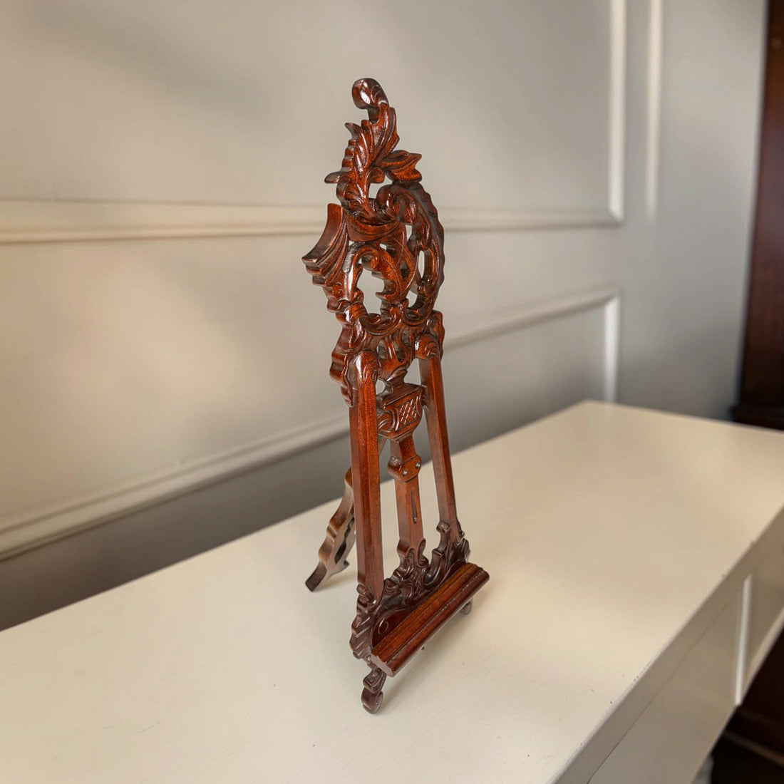 Atril estilo modernista de sobremesa de caoba para fotos