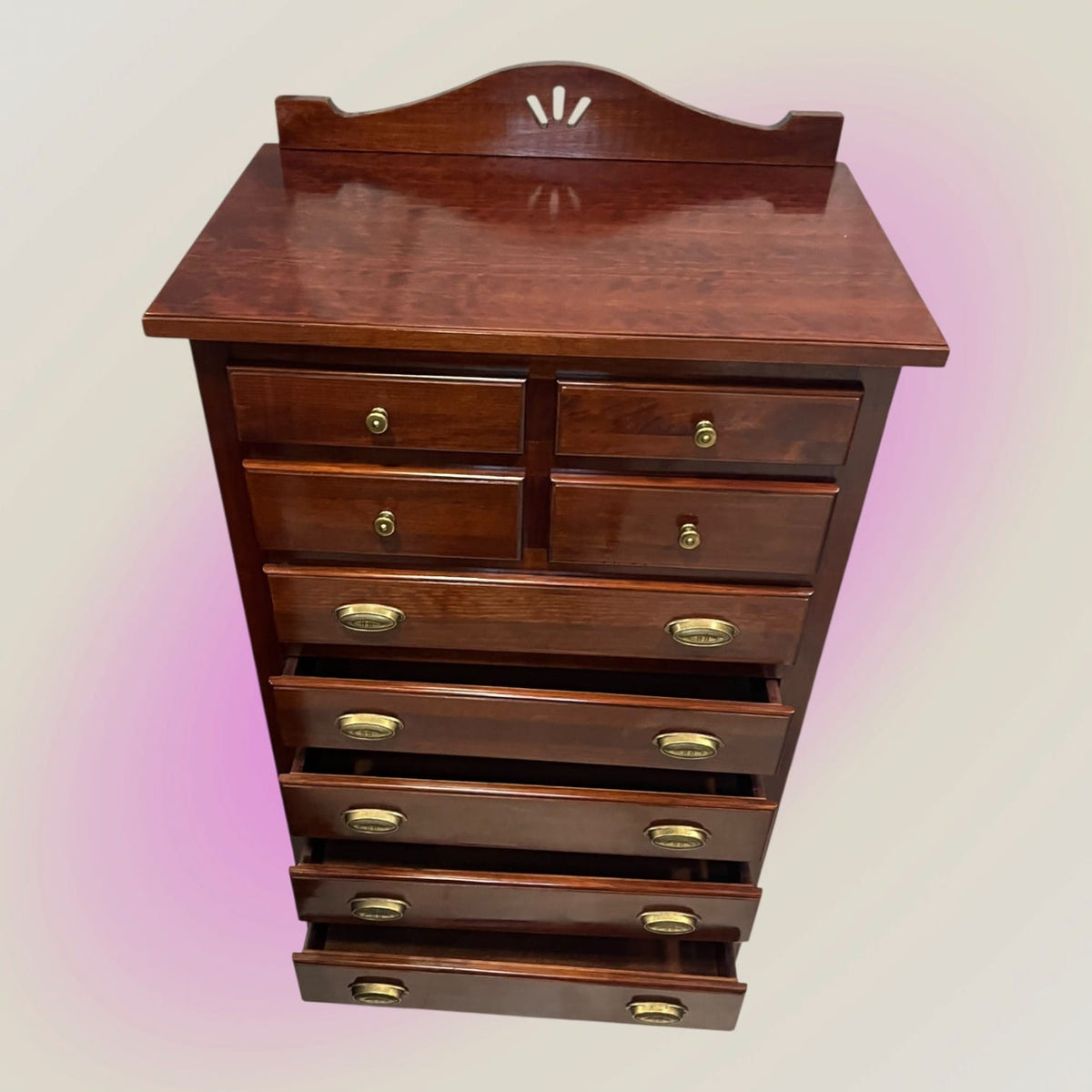 disponer de nueve cajones sin necesitar un mueble excesivamente ancho.