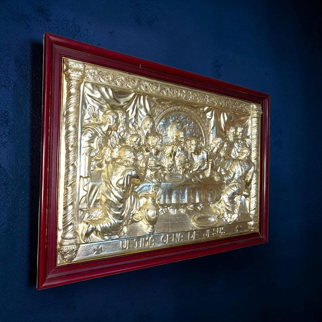 Puede instalarse en un salón, recibidor o comedor cuando se busca introducir iconografía cristiana en la decoración, 