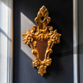 que el marco dorado convierte cada pieza en un objeto decorativo por sí mismo.