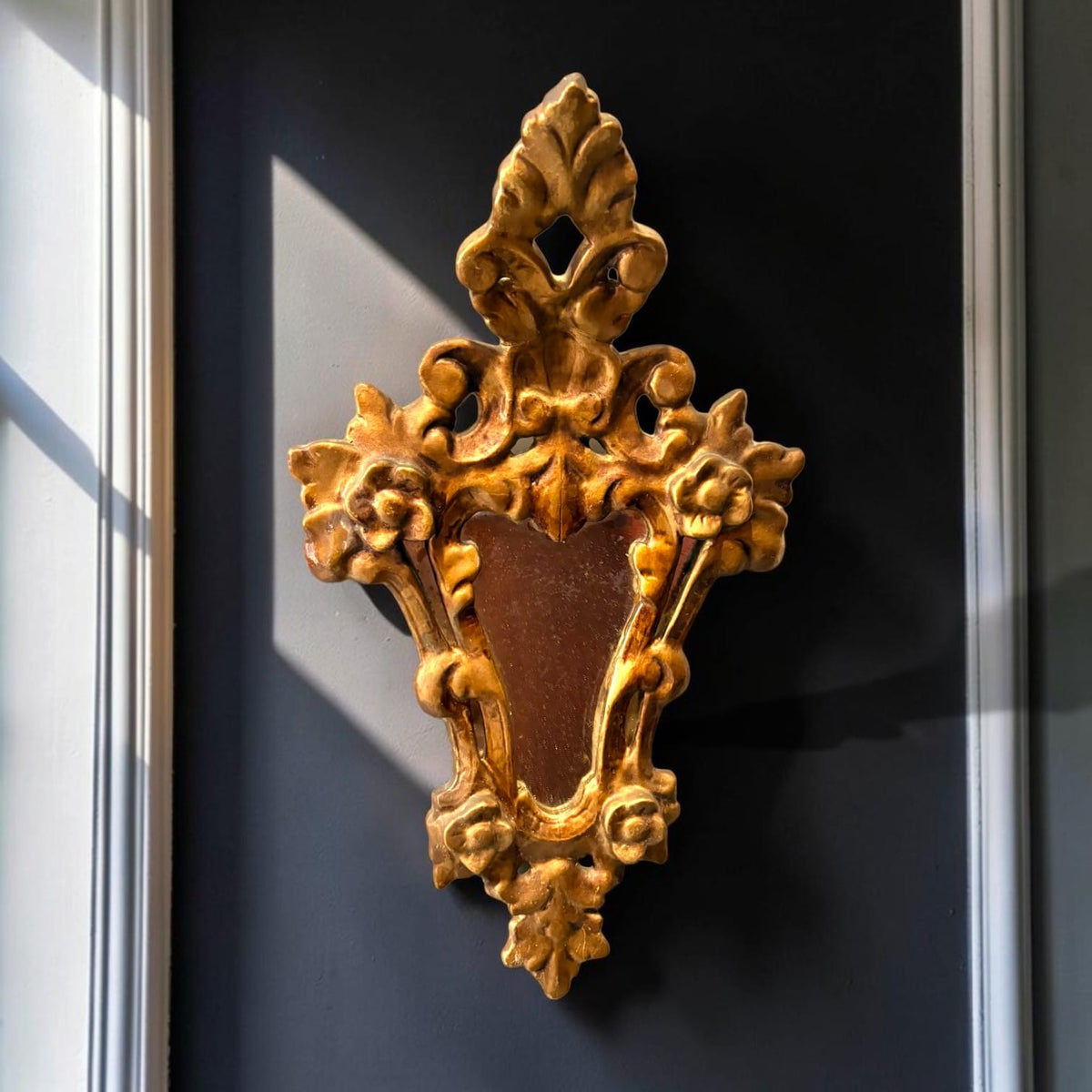 que el marco dorado convierte cada pieza en un objeto decorativo por sí mismo.