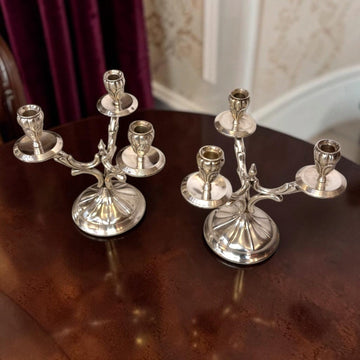 Actualmente pueden utilizarse sin velas simplemente como pareja decorativa, especialmente colocados de forma 