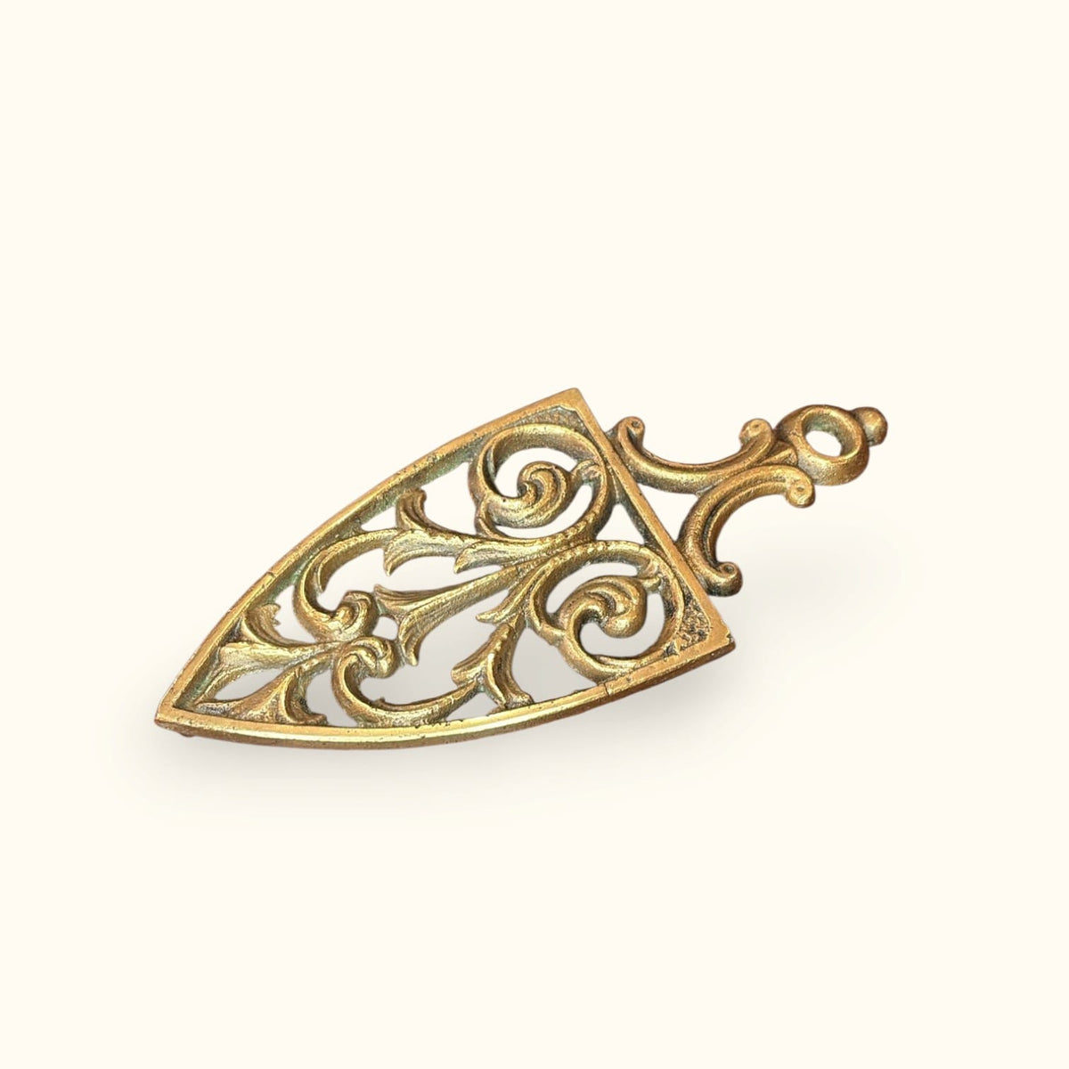 El interés actual de esta pieza está especialmente en su diseño calado de bronce.