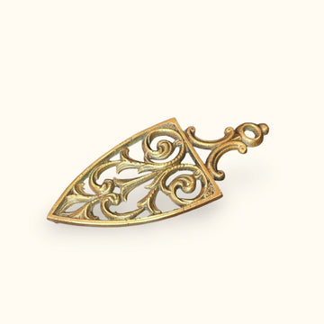 El interés actual de esta pieza está especialmente en su diseño calado de bronce.