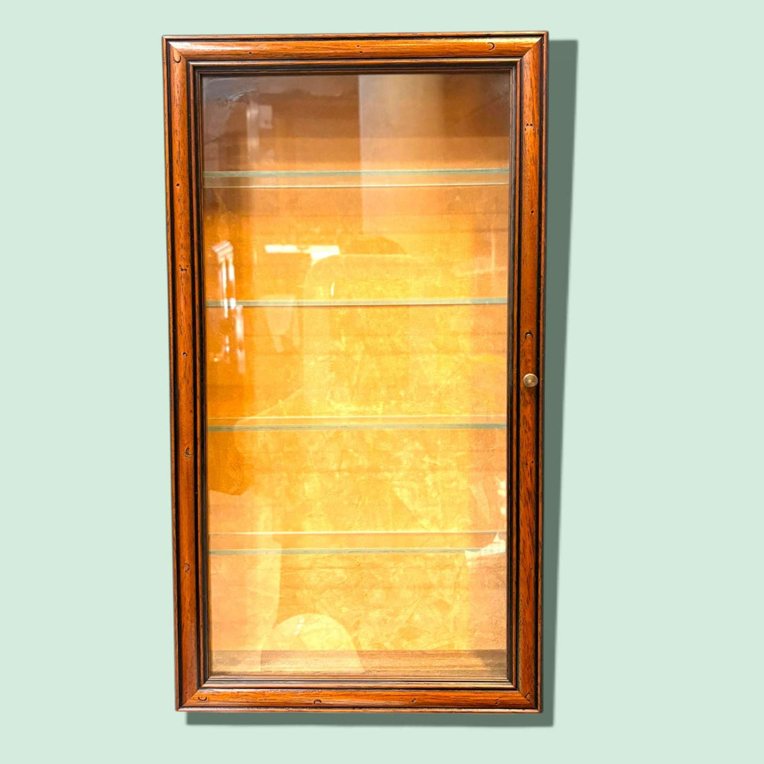 Esta Vitrina antigua de pared es una pieza práctica y decorativa, pensada para exponer objetos especiales con elegancia y protección. 