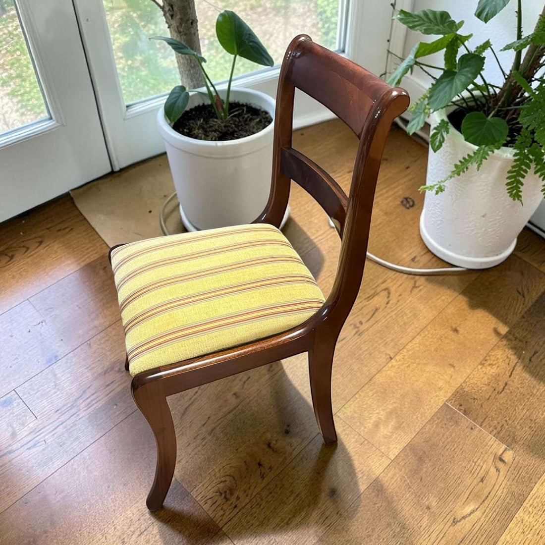 Este lote de Sillas de caoba es perfecto para quienes buscan muebles elegantes, duraderos y atemporales, capaces de vestir cualquier estancia con sofisticación.
