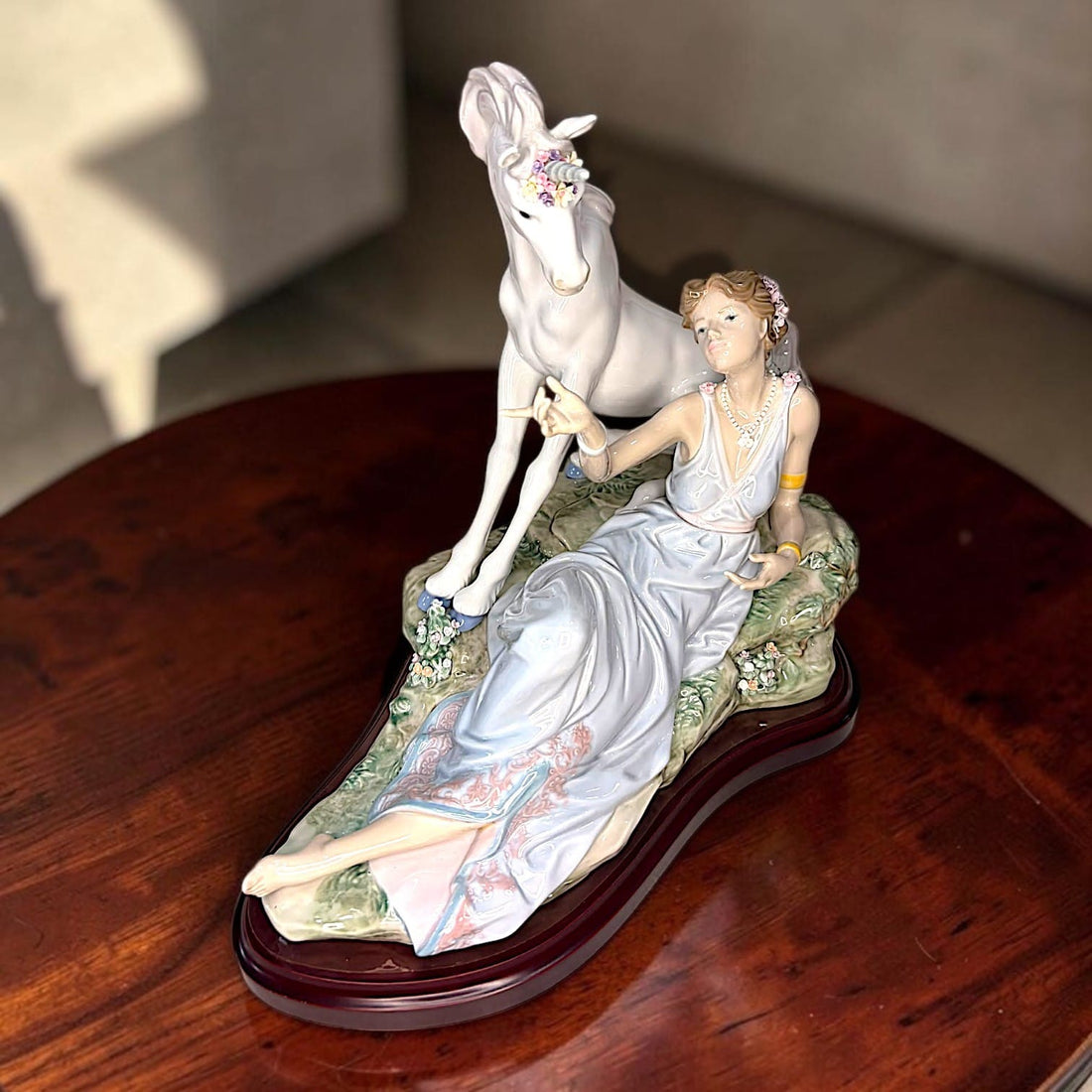 “La Diosa y el Unicornio” es una pieza de porcelana Lladró de carácter fantástico y mitológico