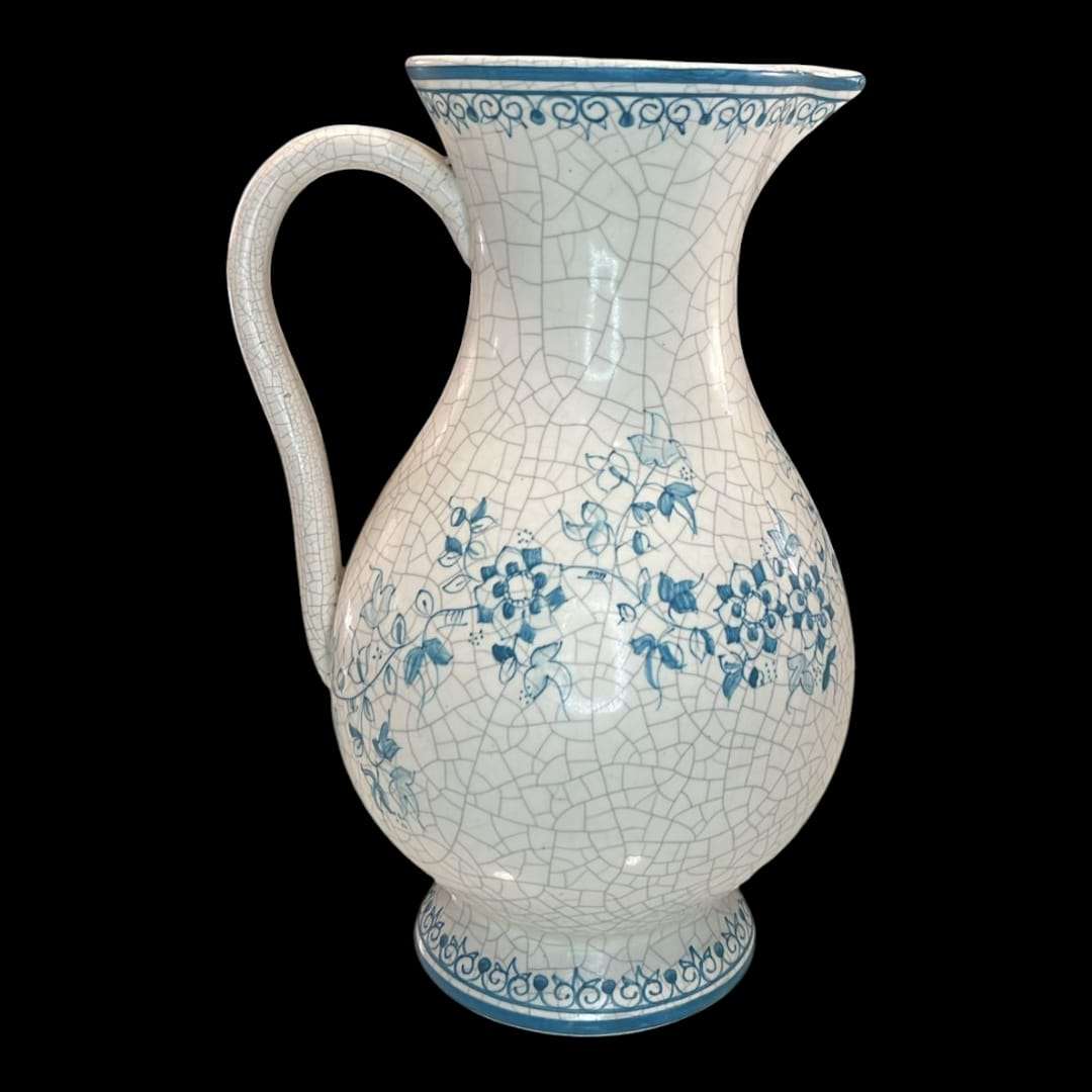 Jarra de aguamanil de cerámica esmaltada Masipal con flores azules pintadas a mano.