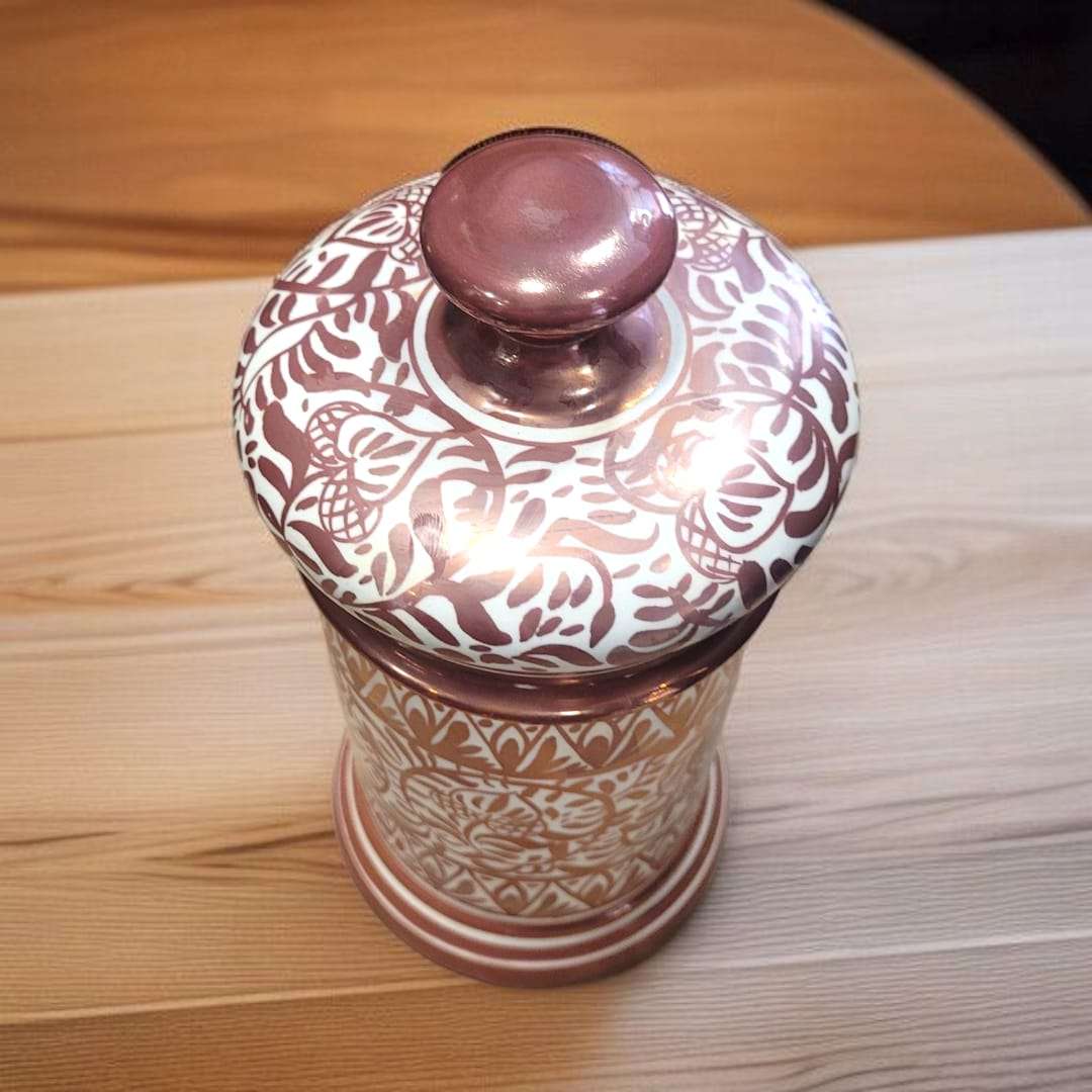 Albaredo de Manises con tapa cerámica decorada en tonos marrones y blancos. Diseño artesanal ideal para decoración de interiores.