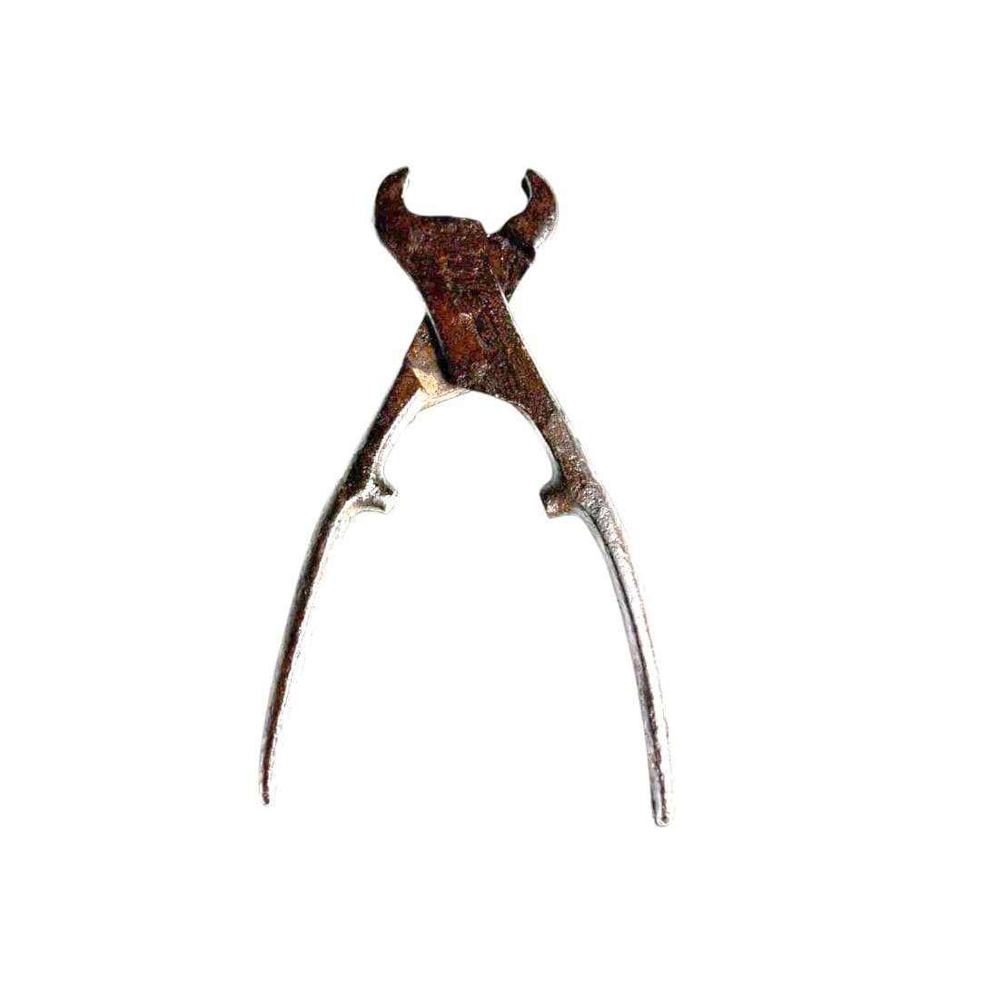 Tenazas antiguas de aretes: tradición y carácter en metal.
