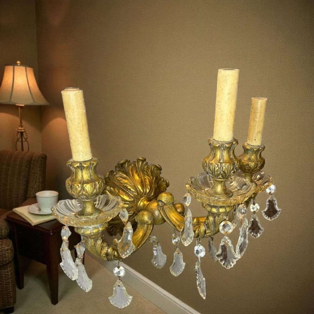 El aplique antiguo de bronce electrificado con lágrimas de cristal es una obra maestra de la iluminación clásica.