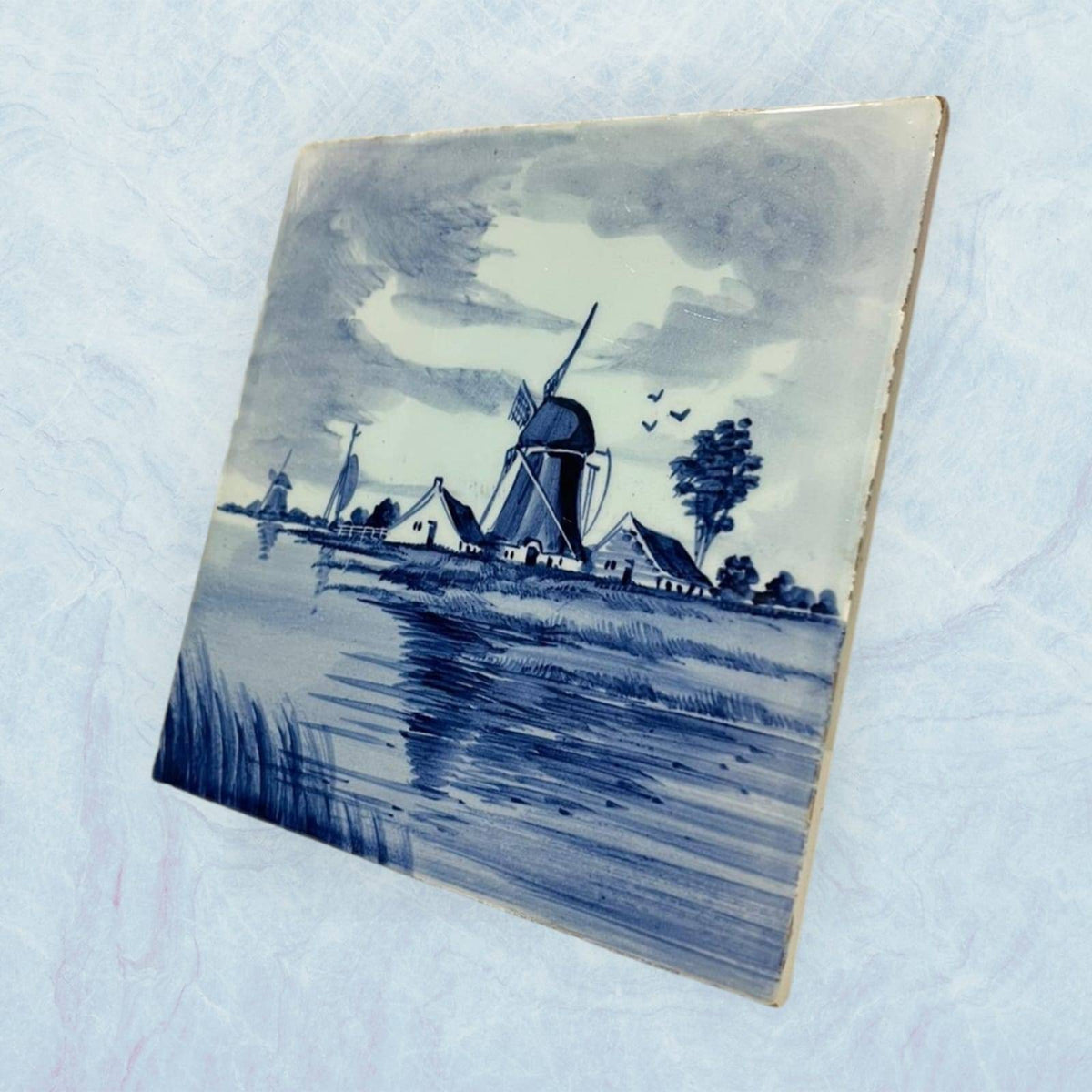 Azulejo holandés pintado a mano estilo Delft Blue, pieza - Cositas Antiguas – La Guadaña, Anticuarios Online en Jerez , vender antigüedades, muebles antiguos