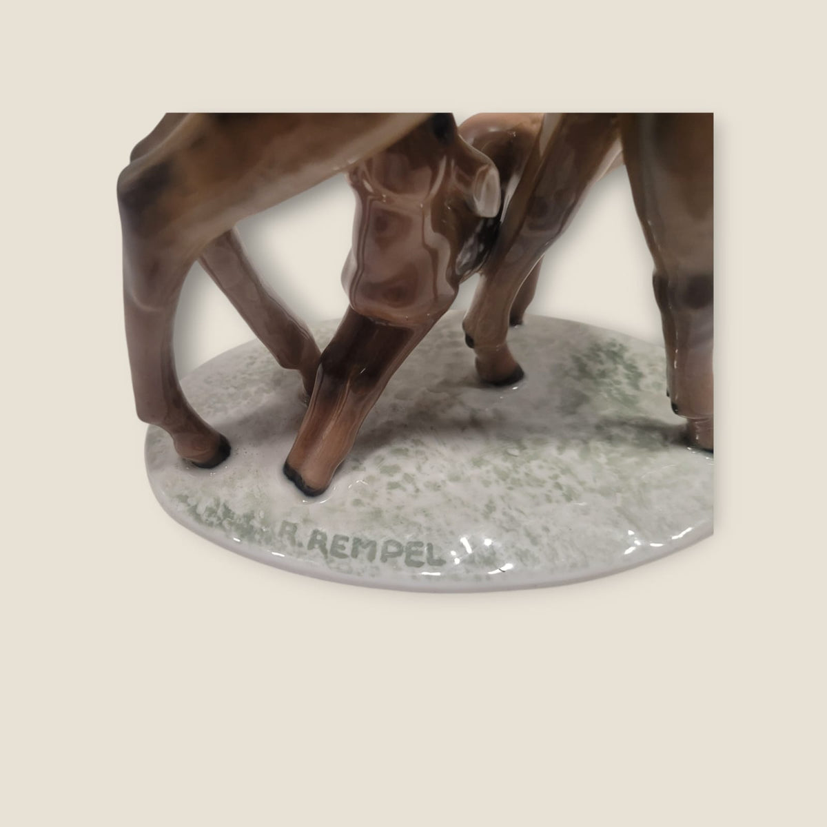 Figura de Porcelana Rosenthal Cierva y Cría – Elegancia - Cositas Antiguas – La Guadaña, Anticuarios Online en Jerez , vender antigüedades, muebles antiguos
