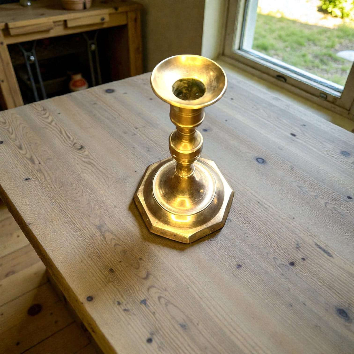 Candelabro de metal dorado clásico para vela tradicional - Cositas Antiguas – La Guadaña, Anticuarios Online en Jerez , vender antigüedades, muebles antiguos