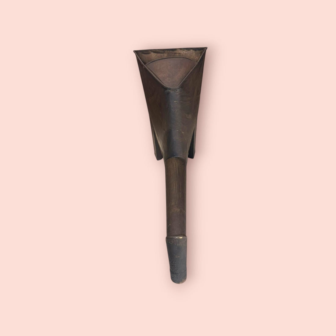 Esta&nbsp;canoa de trasiego de vino es una pieza enológica tradicional, elaborada en metal con un diseño artesanal que evoca la forma clásica utilizada antiguamente en bodegas para realizar el delicado proceso de trasiego. 