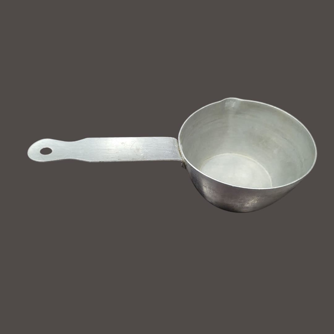 Taza medidora de aluminio con pico vertedor y mango ergonómico. Perfecta para medir ingredientes con exactitud en la cocina.