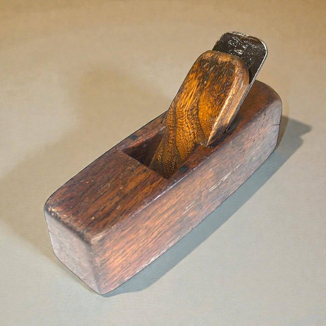 El cepillo de carpintero antiguo es una pieza indispensable en la historia de la carpintería. 