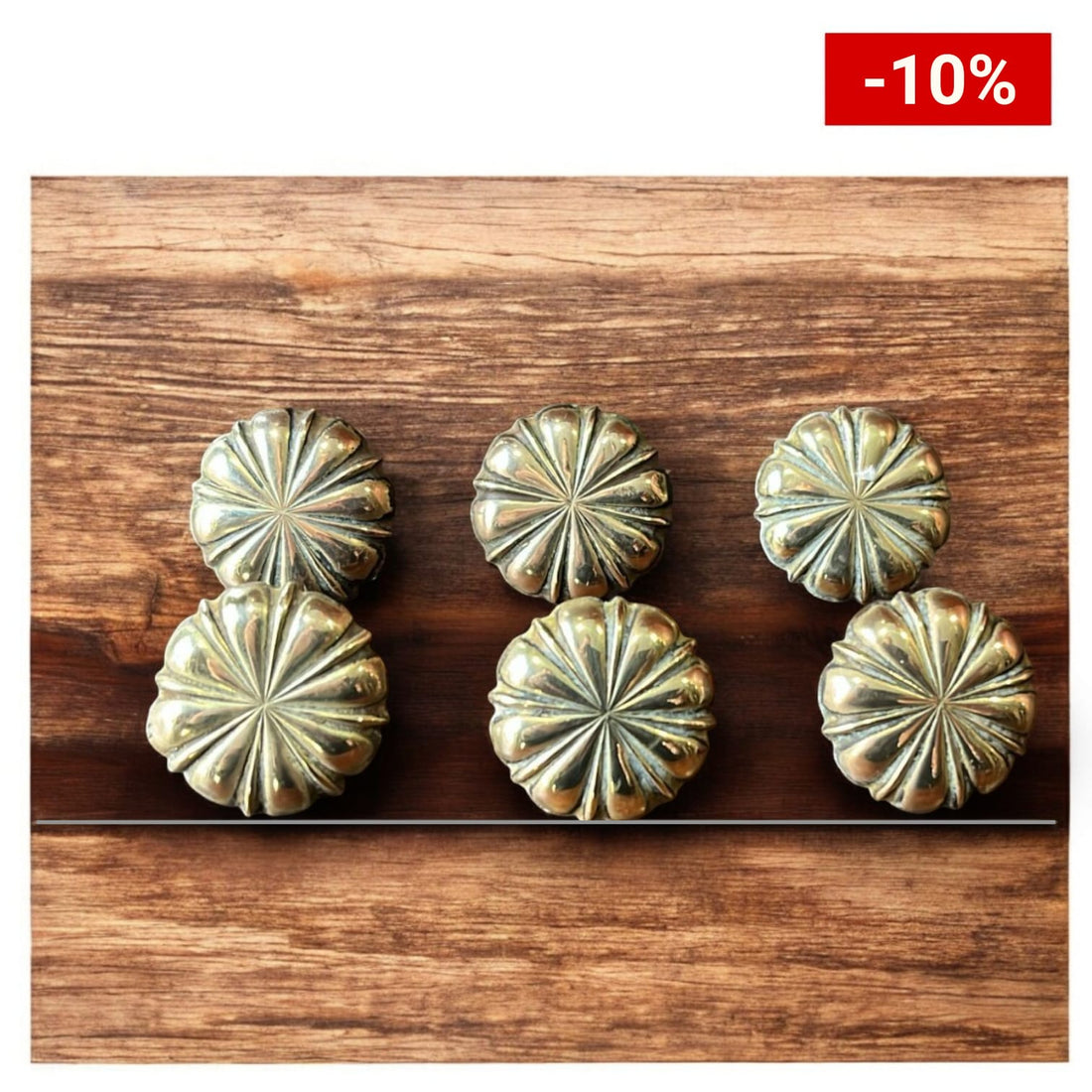 Uso decorativo de clavos antiguos en un entorno vintage, aportando carácter y estilo único."